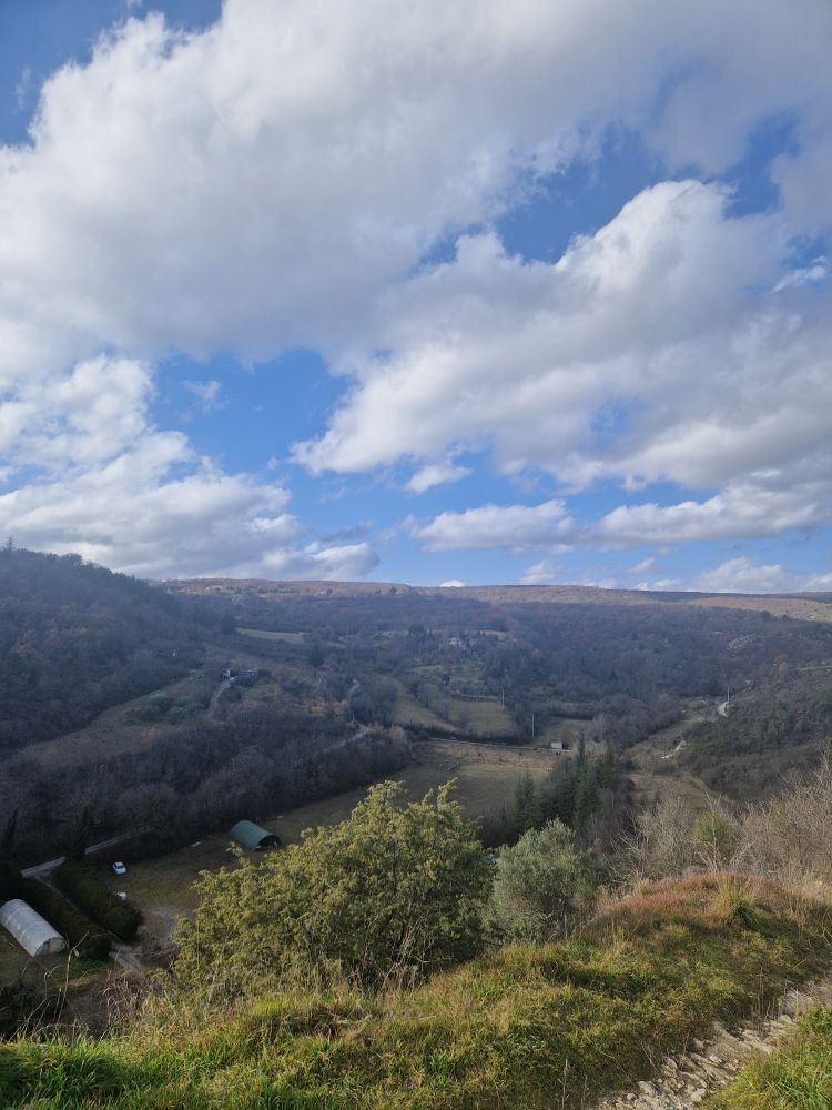 Vue d'un vallon éclairé d'un soleil hivernal. Paysage provençale 