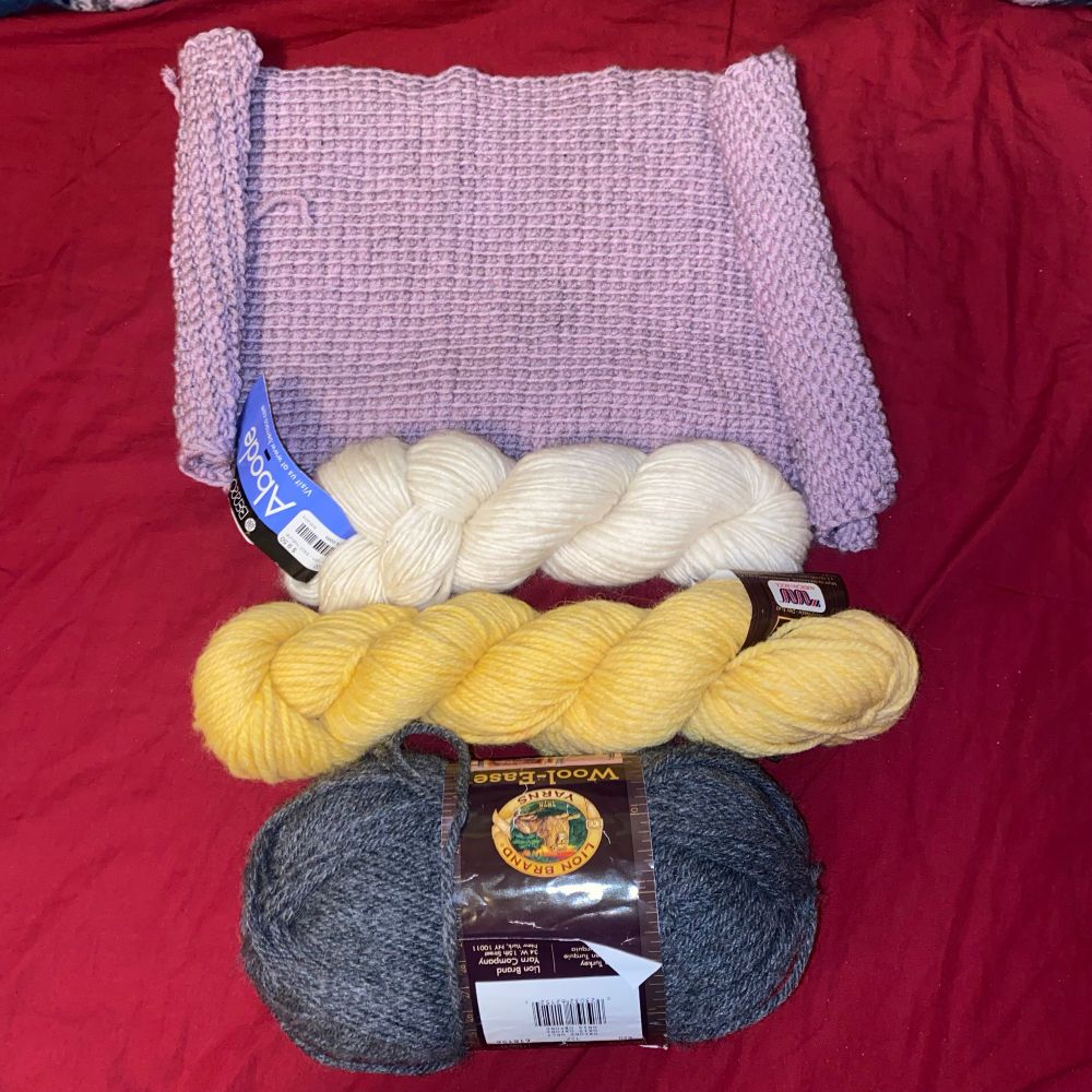 Comparing yarn placement with the light people piece i just finished, from top to bottom: purple, white, yellow and gray. 