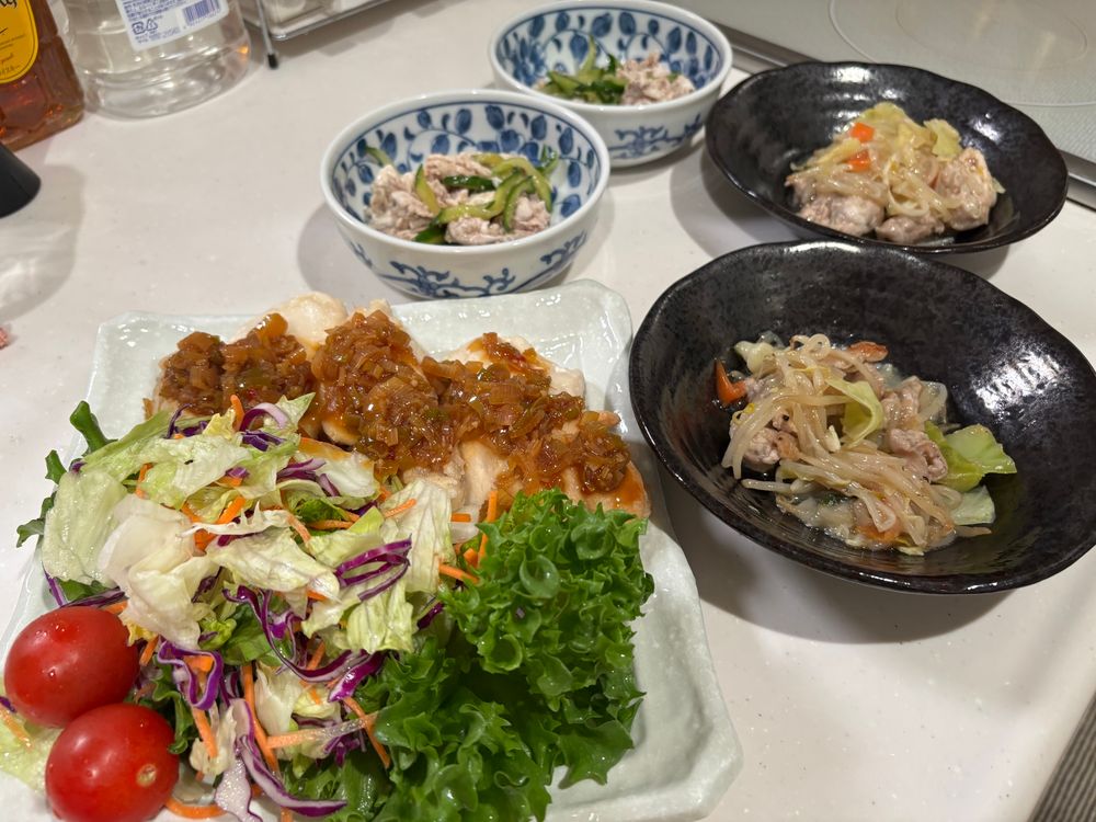 よだれ鶏とグリーンサラダ、豚しゃぶと胡瓜のポン酢和え、もやし野菜炒め。作り置きって長々と冷蔵庫に置いておくのも気が引けて結局早々に出して食べきってしまう。