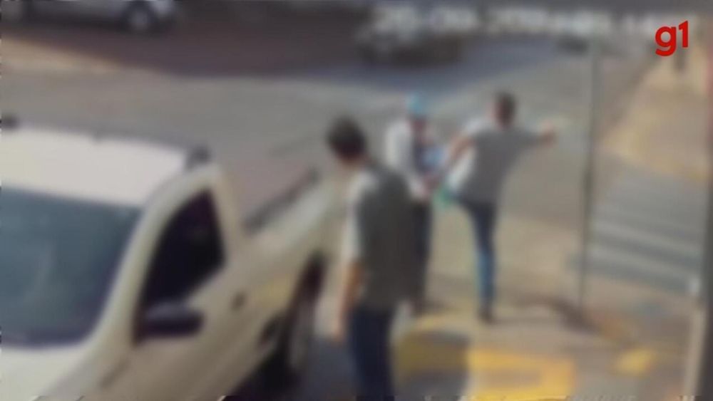 Idoso é agredido com chute no peito após questionar motorista por estacionamento irregular; vídeo