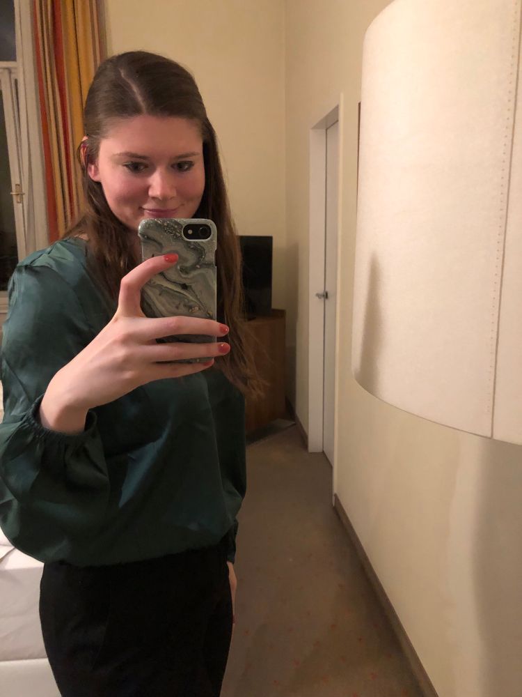 Spiegelselfie im Hotelzimmer mit dunkelgrüner Seidenbluse und schwarzer Hose 