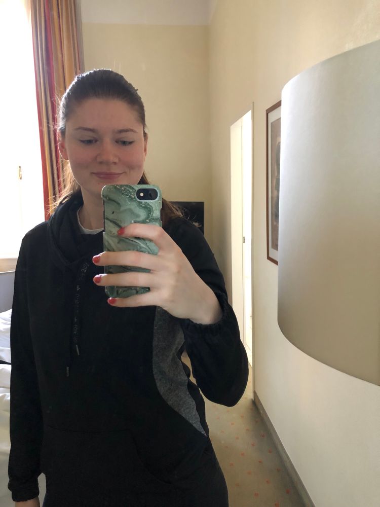 Ich in Laufklamotten vor dem Spiegel, rechts im Bild ein Lampenschirm