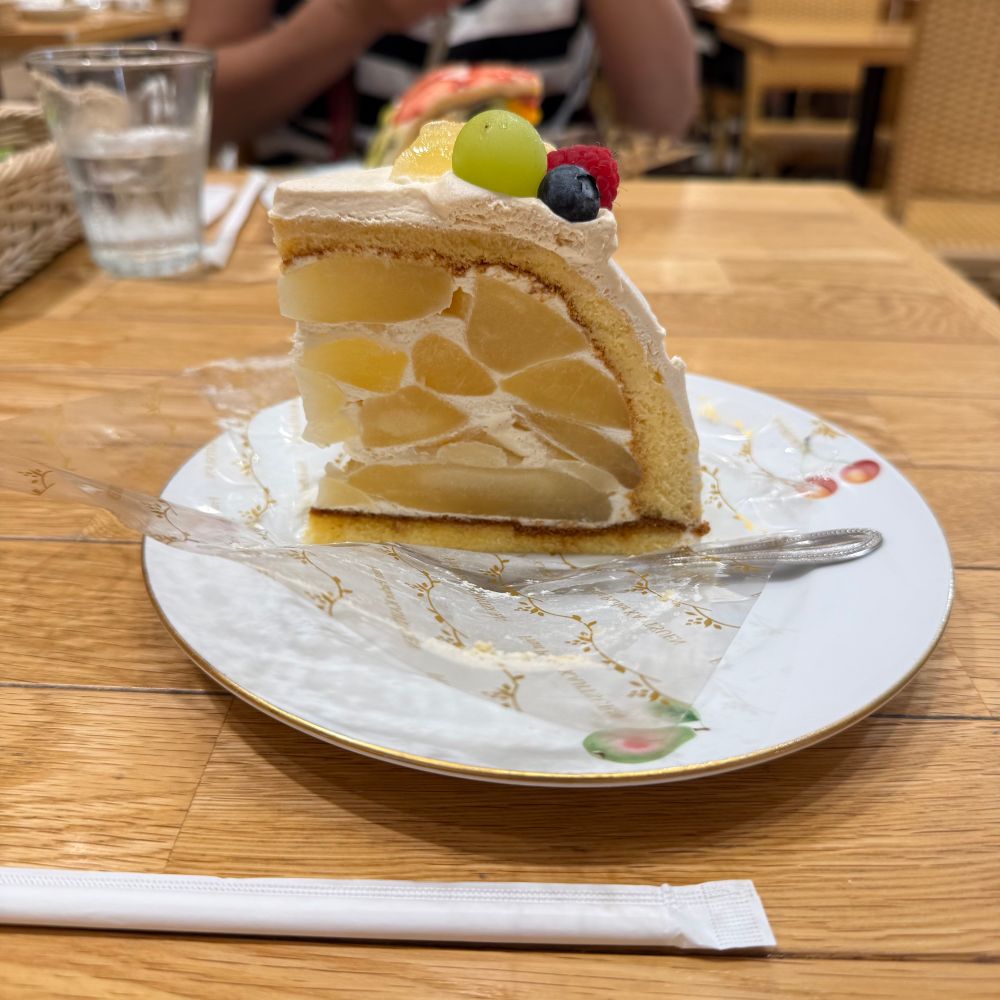 デザート皿の上のアップルキャラメルズコットとフォーク