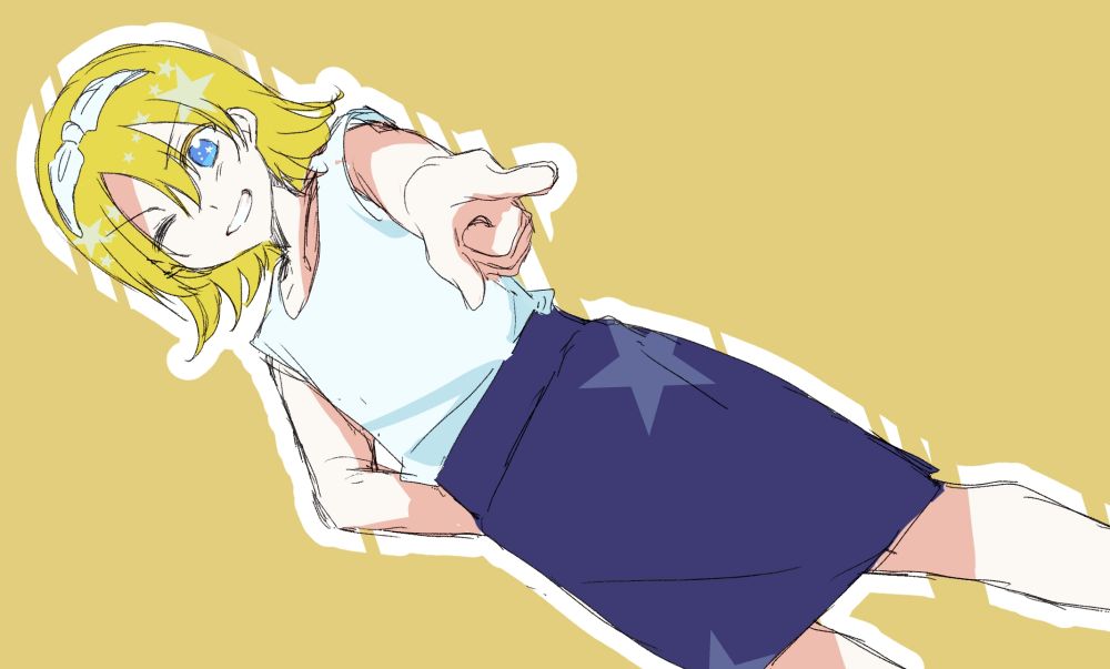 こちらを指差す金髪の女の子