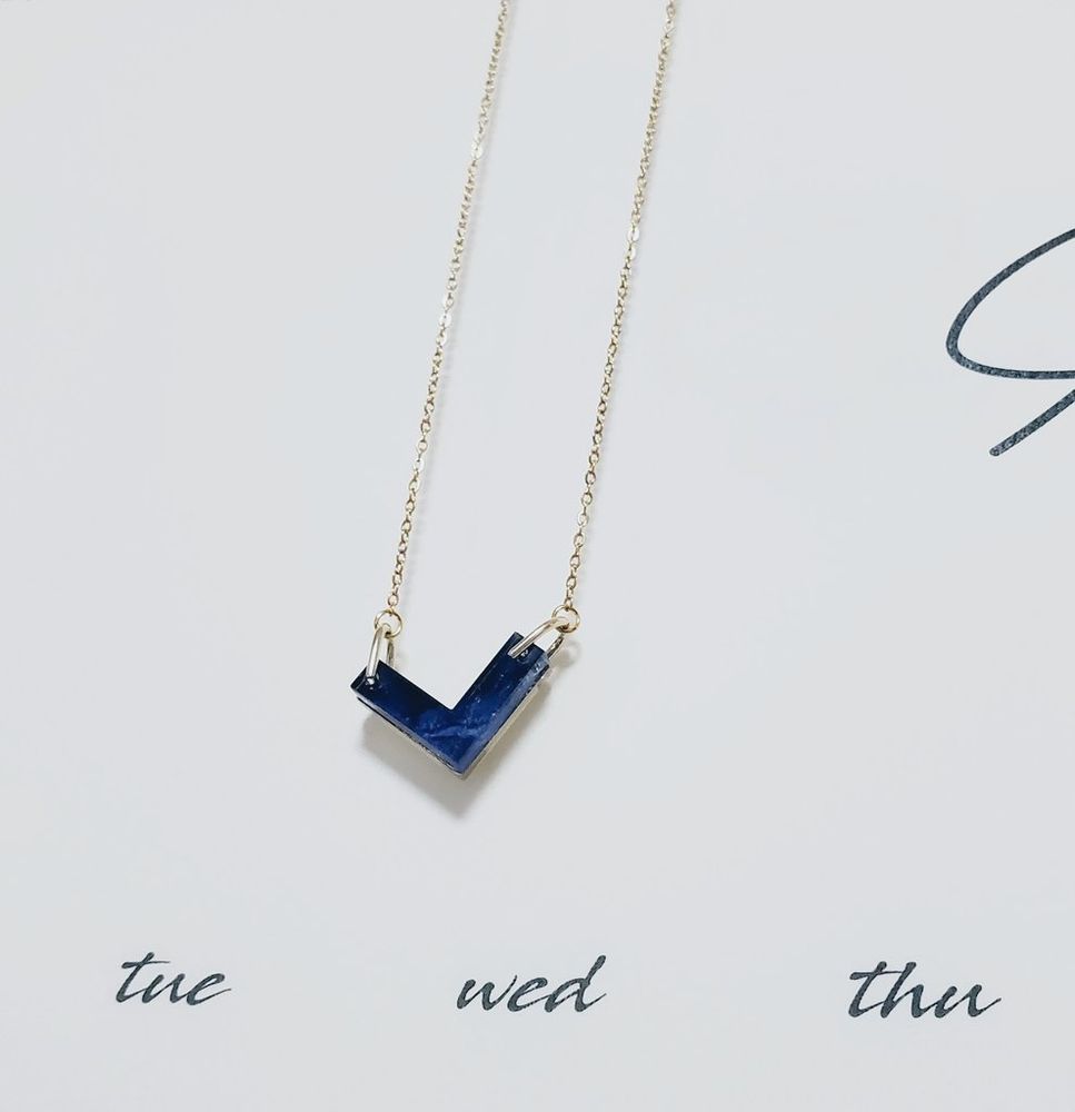 ブルーの角形のネックレス
チェーンはゴールド