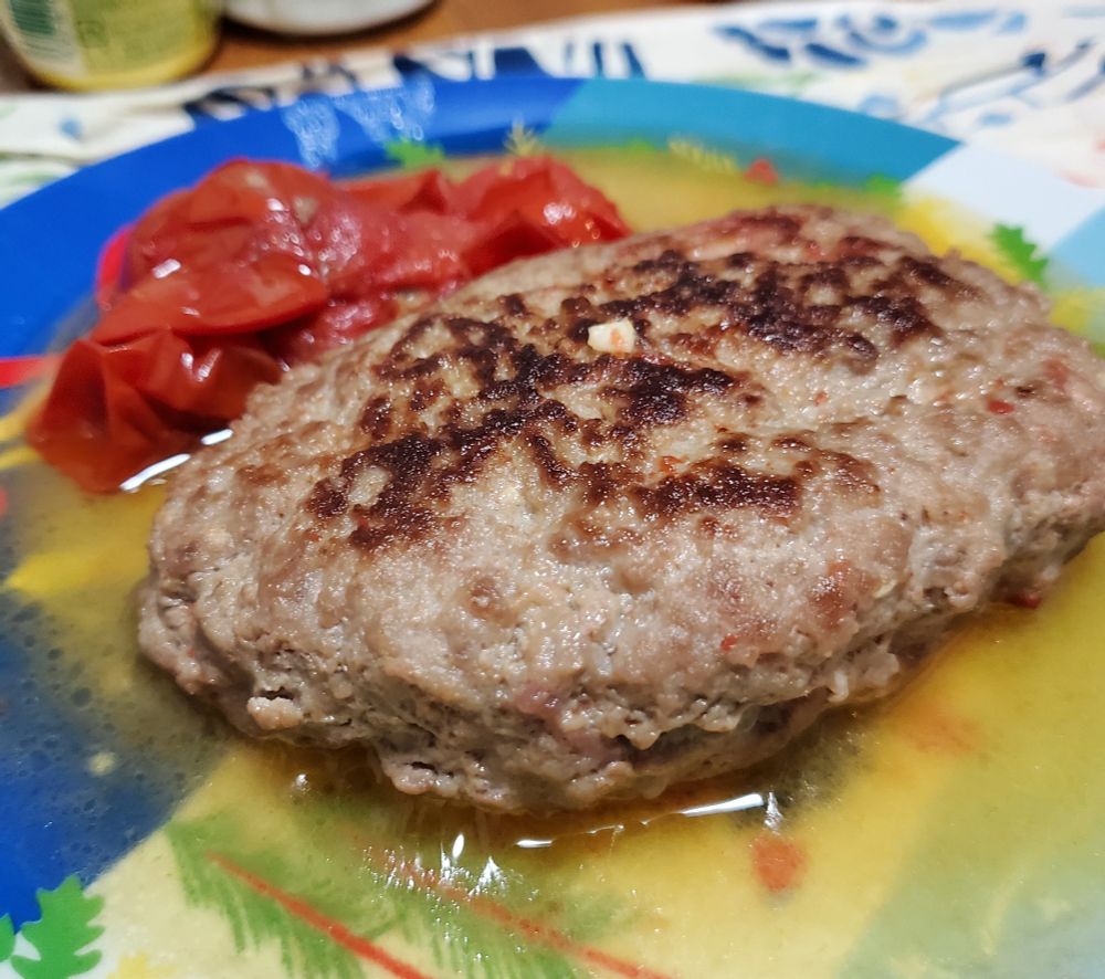 トマトを添えた酒蒸しハンバーグの画像