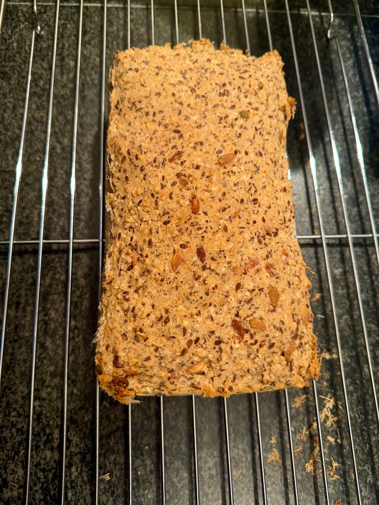 Ein Körnerbrot auf einem silbernen Rost 