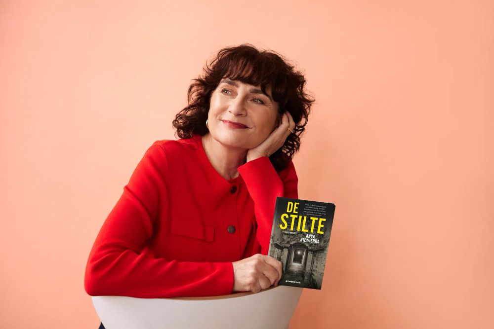 Anya Niewierra met cover van Zomerlezengeschenk De stilte