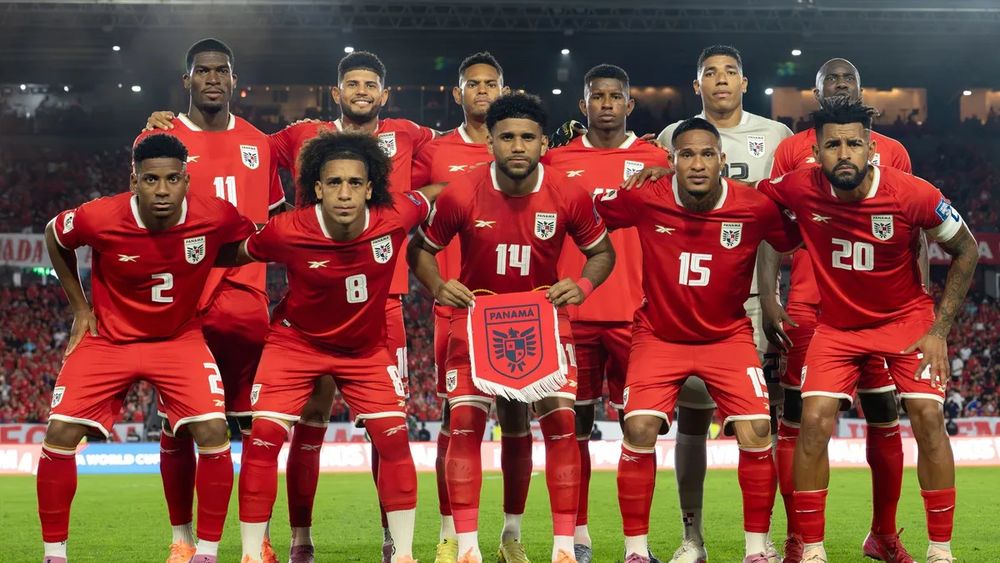 La selección de futbol de Panamá posando en el campo
