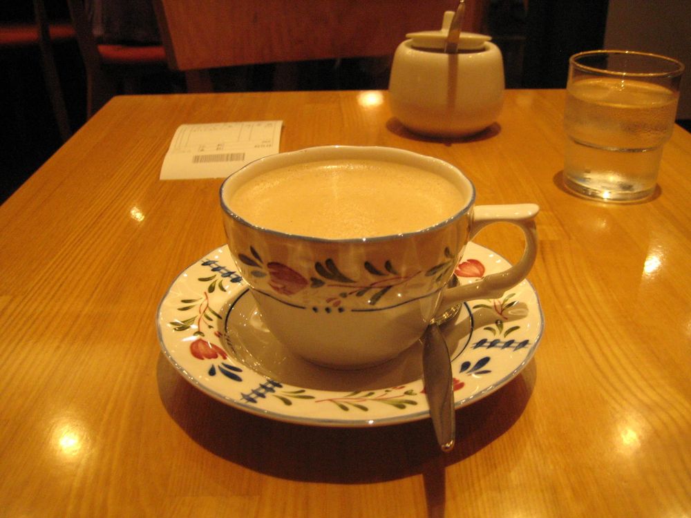 ティーハウスタカノ(神保町)

スパイスミックスティー(650円)

青山ティーファクトリーと並ぶ神保町の強火紅茶屋。店主のマインドは強いがバリエーションは多く初心者から玄人まで受け入れる懐の深さがあるので、本気で紅茶に向き合いたいわけではないけど質の良いものを飲みたい時はここに来る。