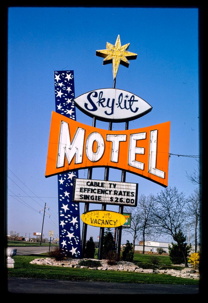 sky-lit motel sign, green bay, wisconsin, 1992