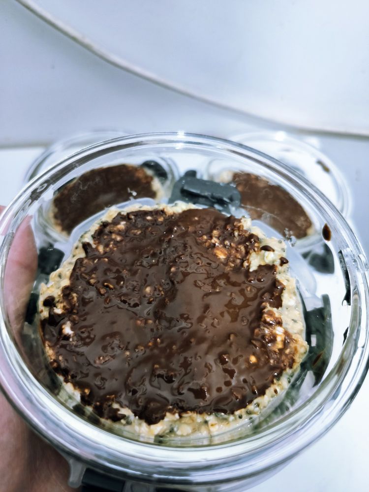 Porridge protéine à la vanille, recouvert de chocolat et de noisette