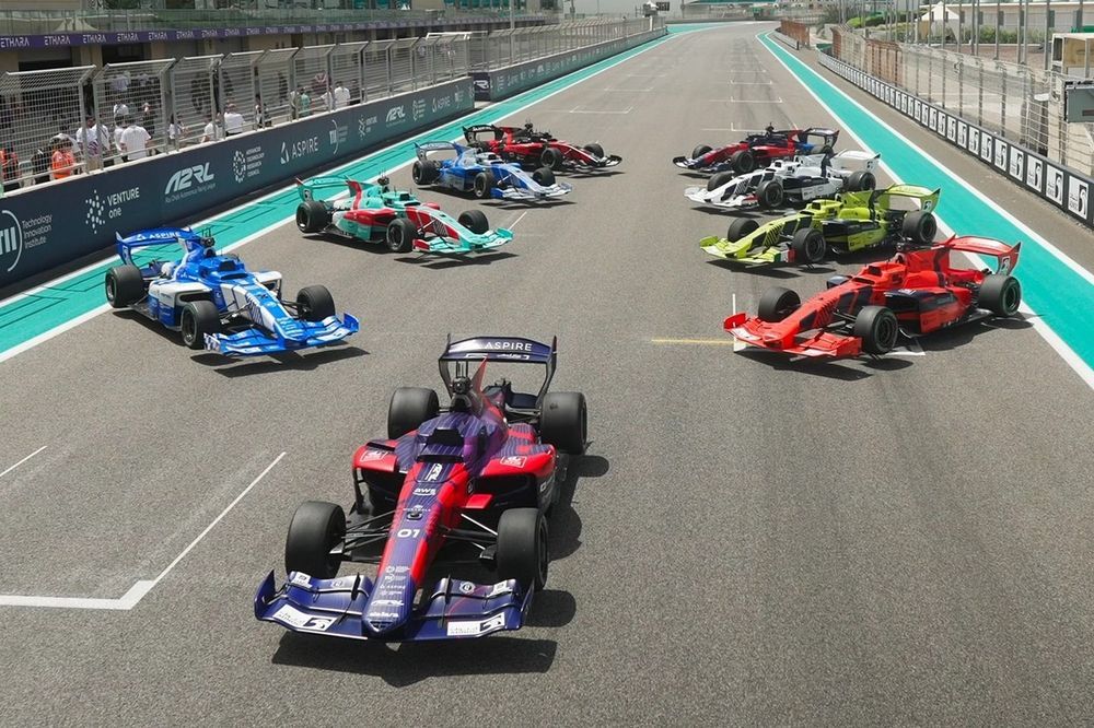 鈴鹿で『AI vs 元F1戦士クビアト』の対決が実現！　スーパーフォーミュラ最終大会で自律走行レース『A2RL』のデモレース実施