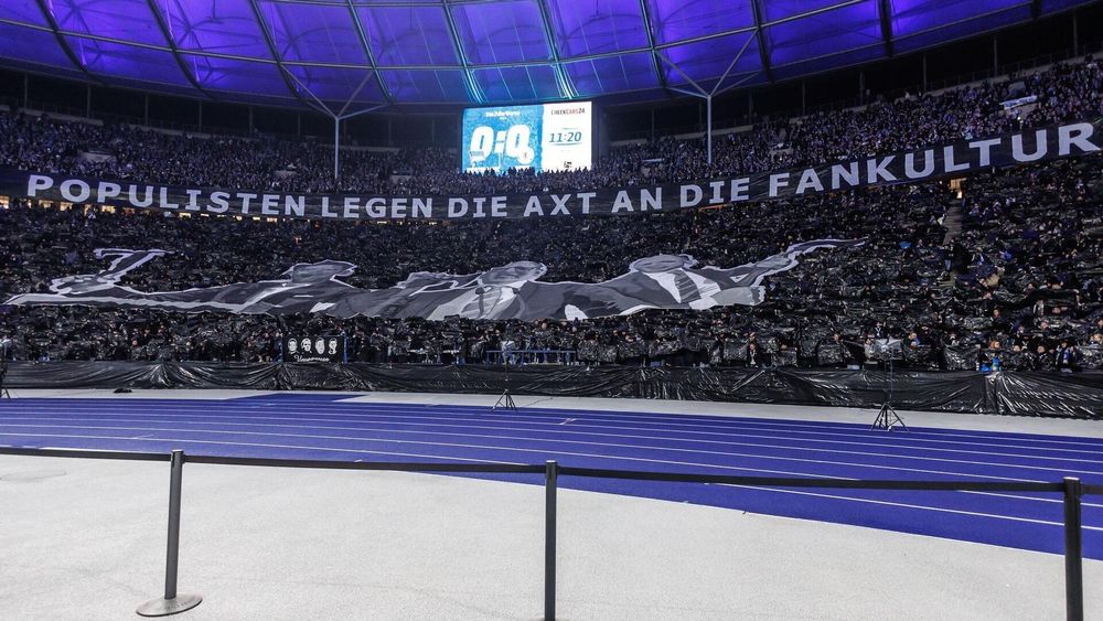 Hertha BSC choreo gegen Braunschweig

"Populisten legen sie Axt an die fankultur an" 