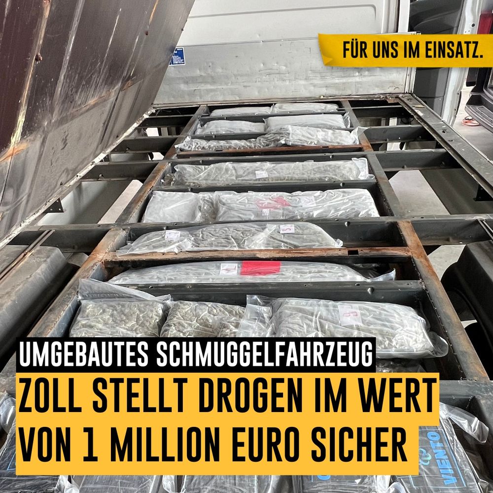 Bild: Drogen-Päckchen versteckt unter einer PKW Ladefläche
Text: Umgebautes Schmuggel Fahrzeug - Zoll entdeckt Drogen im Wert von 1 Million Euro in umgebautem Schmuggelfahrzeug