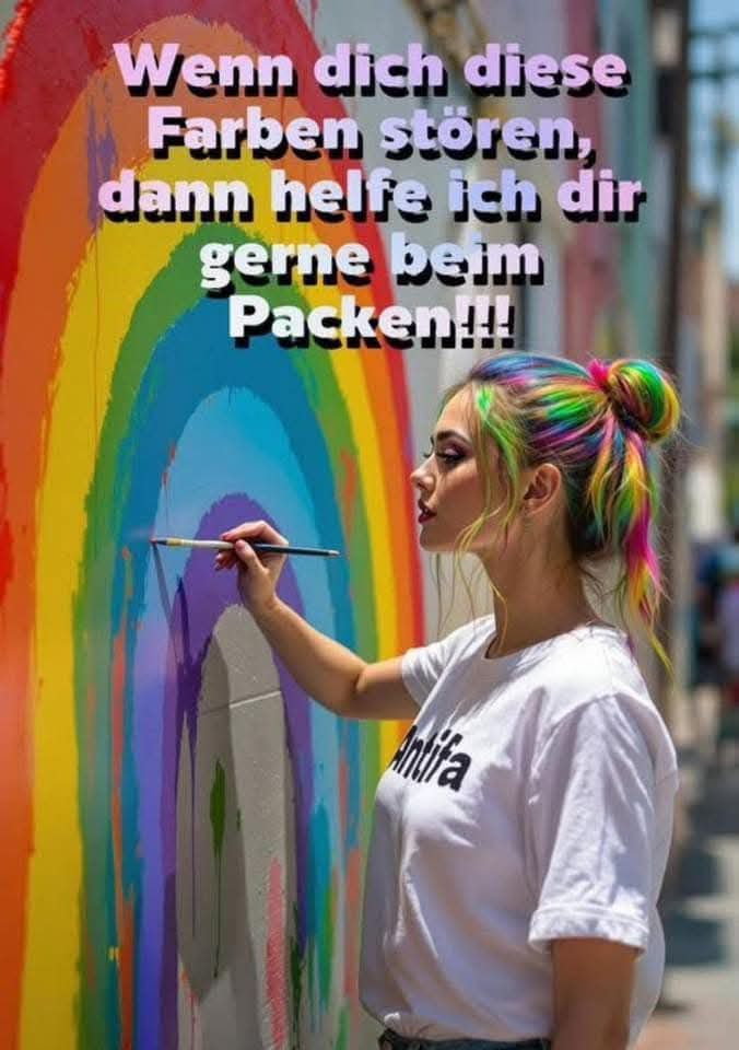 Person mit buntem Haar malt einen großen Regenbogen an eine Wand, trägt ein weißes T-Shirt mit schwarzem 'Antifa'-Schriftzug. Im oberen Drittel des Bildes der Text: 'Wenn dich diese Farben stören, dann helfe ich dir gerne beim Packen!!!'