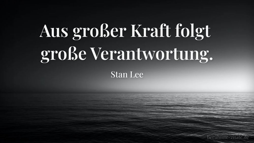 Zitat von Stan Lee: 'Aus großer Kraft folgt große Verantwortung.' in weißer Serifenschrift auf einem schwarz-weiß-Foto, das eine Wasseroberfläche mit Horizont zeigt.