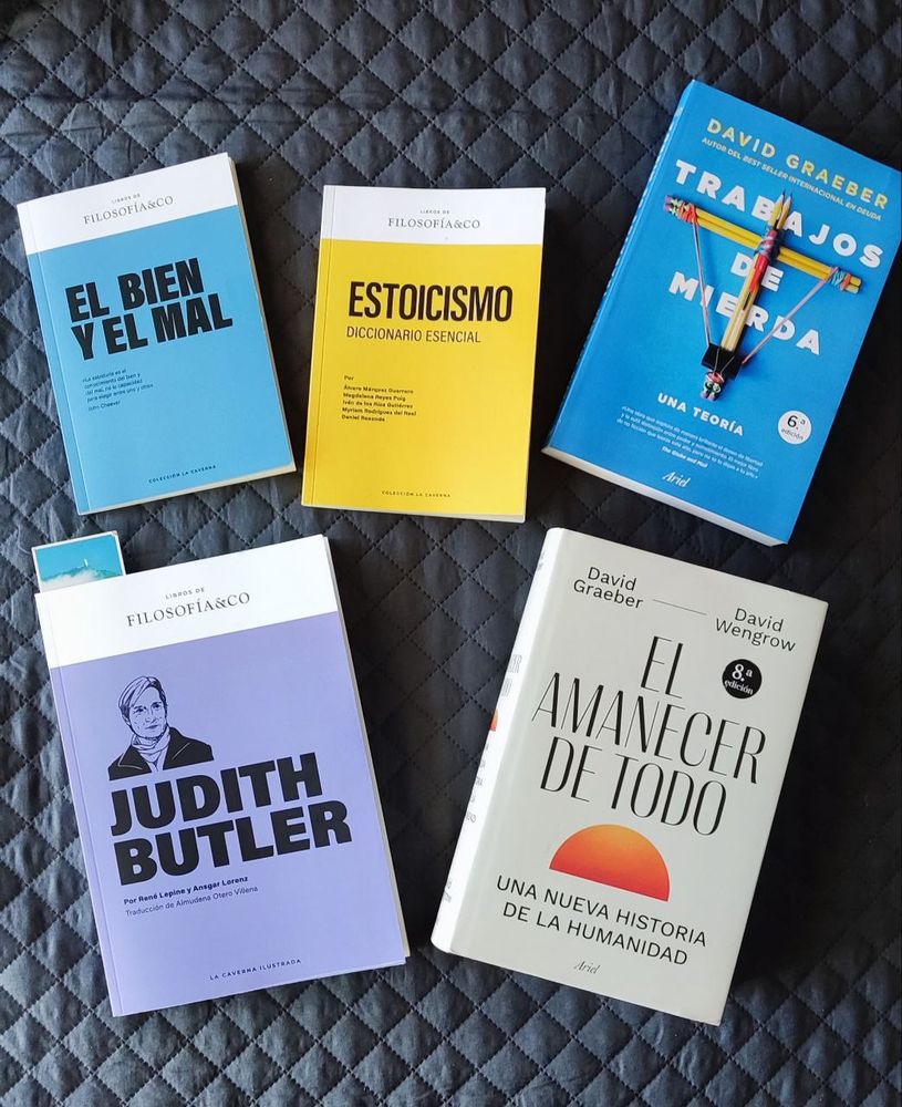 Fotografía donde se observan cinco libros:

- "El bien y el mal", de Colección la Caverna
- "Estoicismo. Diccionario esencial", de Colección la Caverna
- "Judith Butler", de Colección la Caverna
- "Trabajos de mierda", de David Graeber, editorial Ariel
- "El amanecer de todo", de David Graeber y David Wengrow, editorial Ariel