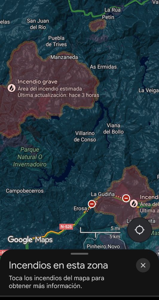 Captura de pantalla de Google Maps con indicador de incendios. Zona suroeste de Galicia. Se ven dos incendios graves Manzaneda y A Gudiña (muy cerca de la frontera con Portugal)