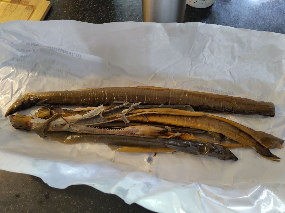 Gerookte palingen op vetvrij papier.