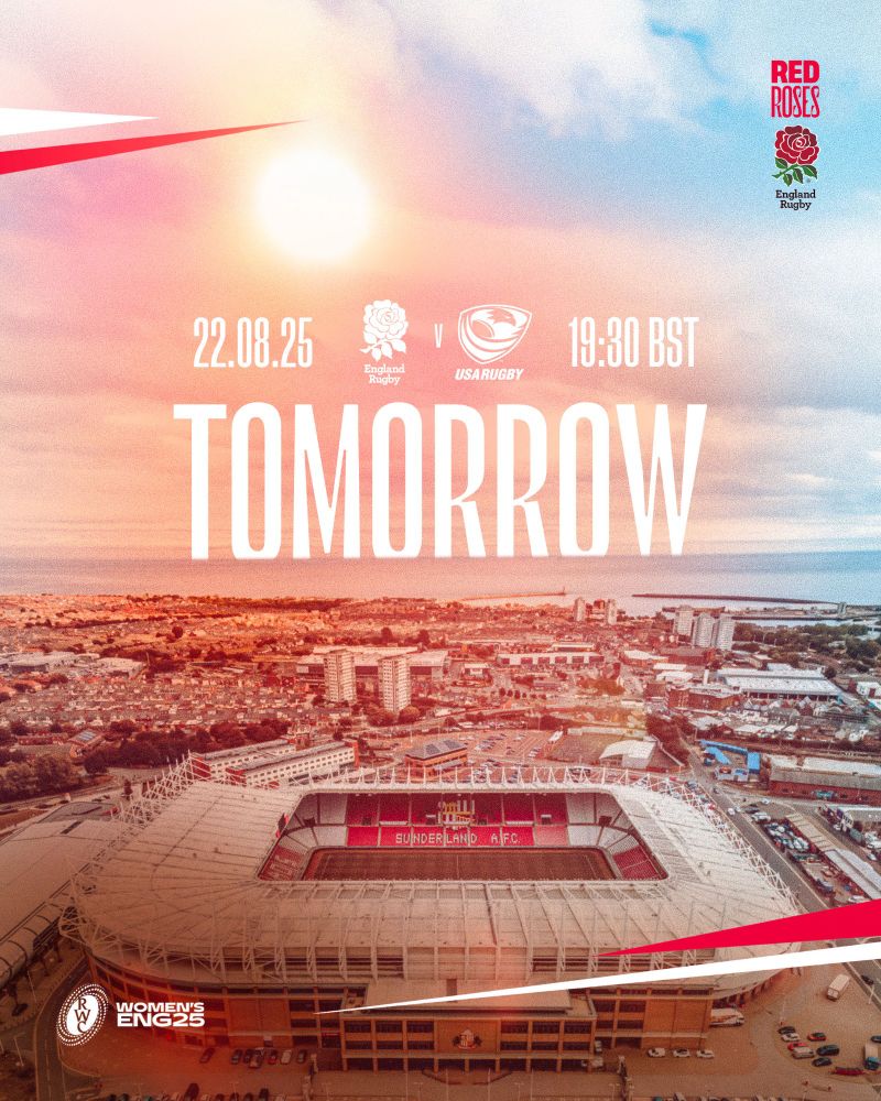 Auf dem Bild ist ein Poster abgebildet, das ein Rugby-Spiel bewirbt. Im oberen Teil des Bildes befinden sich die Logos der Red Roses (England Rugby) und des USA Rugby Teams. Zwischen den beiden Logos stehen die Buchstaben 