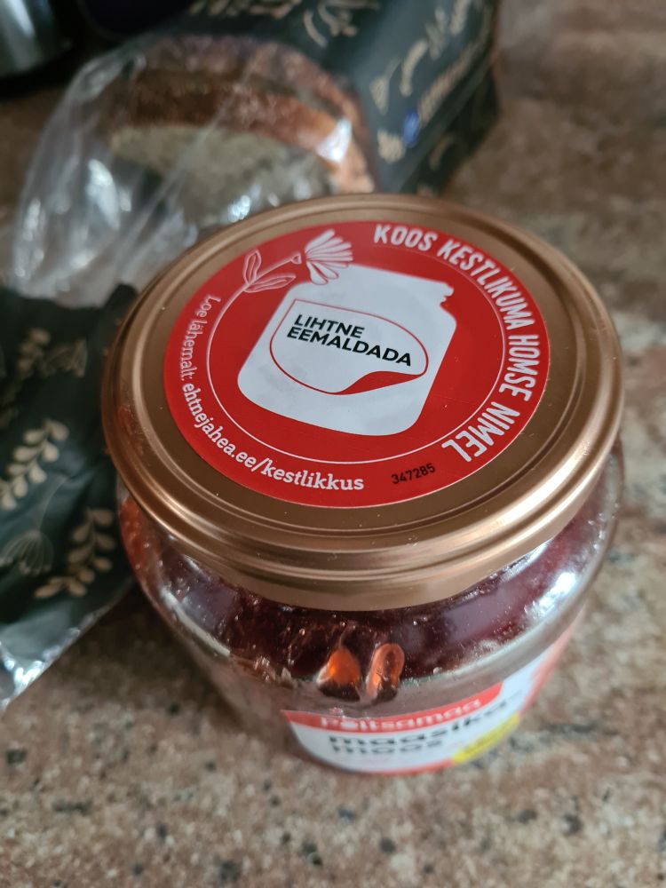 Põltsamaa moosipurk, mille kaanel on viide, et purgi silti on lihtne eemaldada.