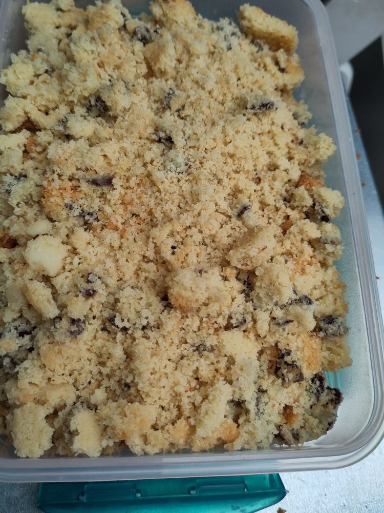 Eine Schüssel voller Kekskrümmel