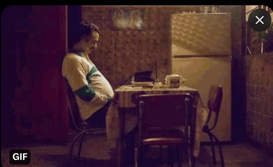 Trauriger Mann sitzt am Küchentisch und betrachtet nachdenklich den Tisch vor ihm.