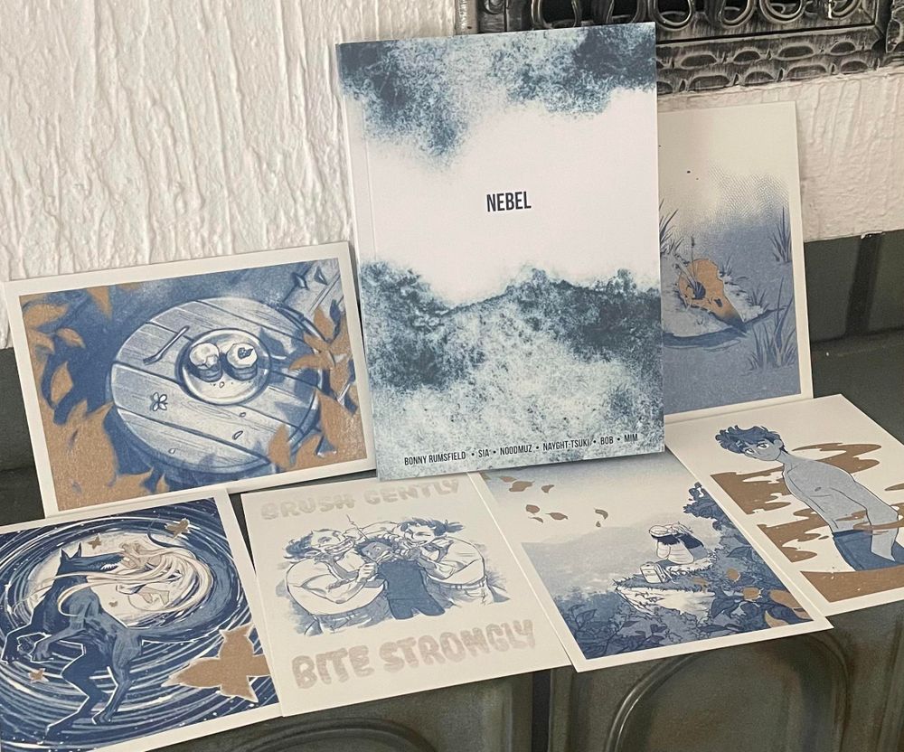 Foto der Comic-Anthologie „Nebel“. Das Cover zeigt nur das Wort Nebel und ein paar Schlieren. Mit fotografiert sind 6 Postkarten mit verschiedenen Motiven in blaugrauer Farbgebung mit goldenen Highlights, manche zeigen Tiere, andere Menschen und wieder andere Gegenstände. 