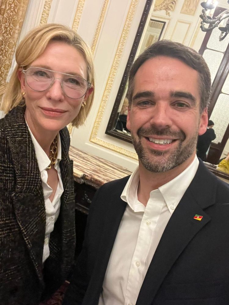 Atriz Cate blanchett posa ao lado do governador do rio grande do sul Eduardo Leite em uma sala no palácio do governo.