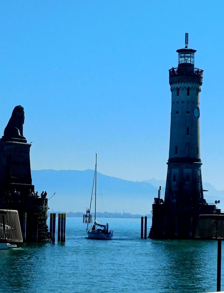 Ein Segelboot passiert die Hafenausfahrt von Lindau