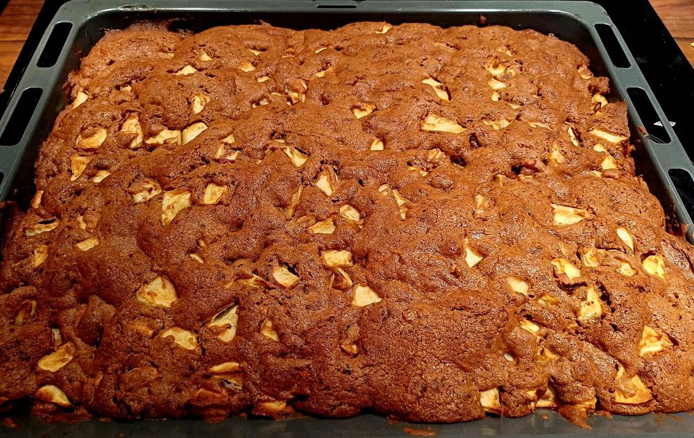 Ein Blech voll russischen Apfelkuchens