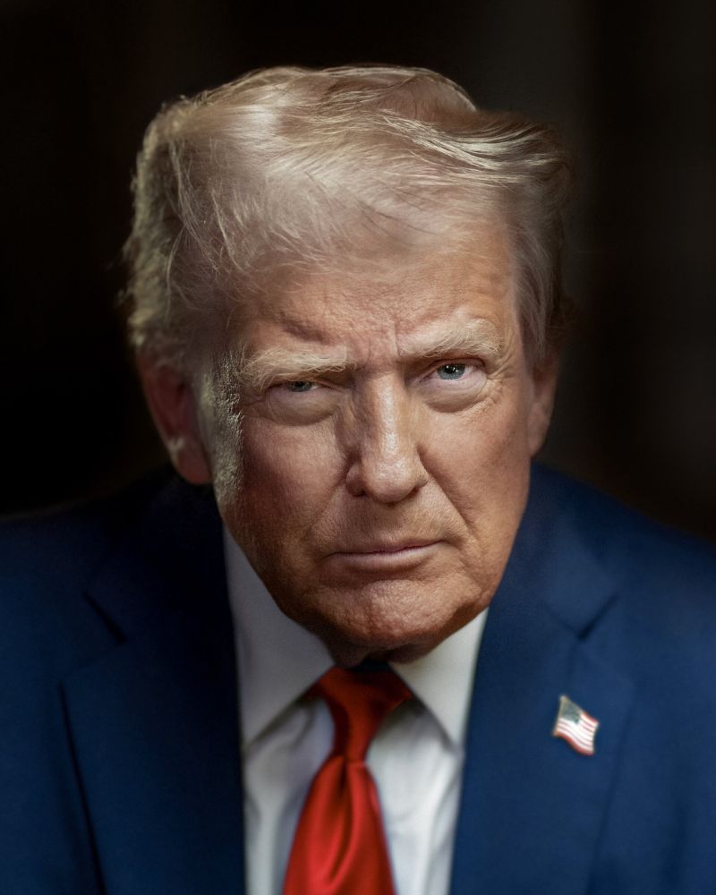 Mussolini, Hitler and Trump's
official portraits.

✊