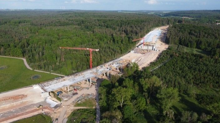 Abgeholzter Wald und Baustelle für die A49 durch den Dannenröder Forst