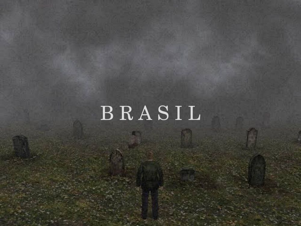 Cenário de cemitério repleto de neblina do jogo Silent Hill 2 escrito "Brasil" em cima.