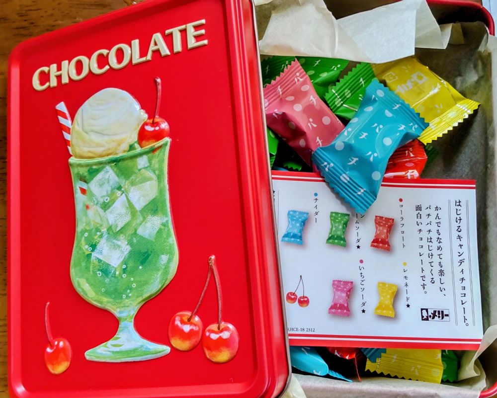 メリーチョコレートのはじけるキャンディーチョコレート
メロンソーダの絵の赤い缶