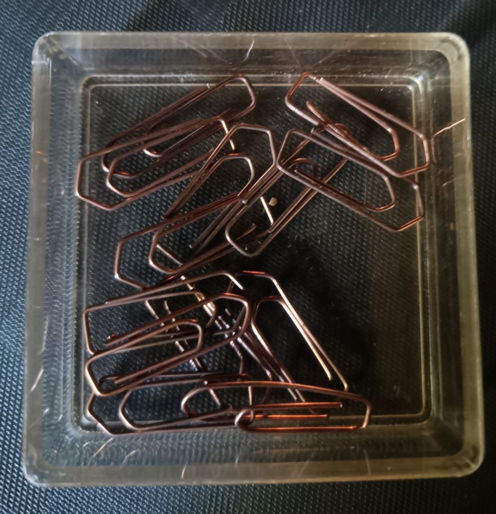 Eine Schachtel mit Büroklammern