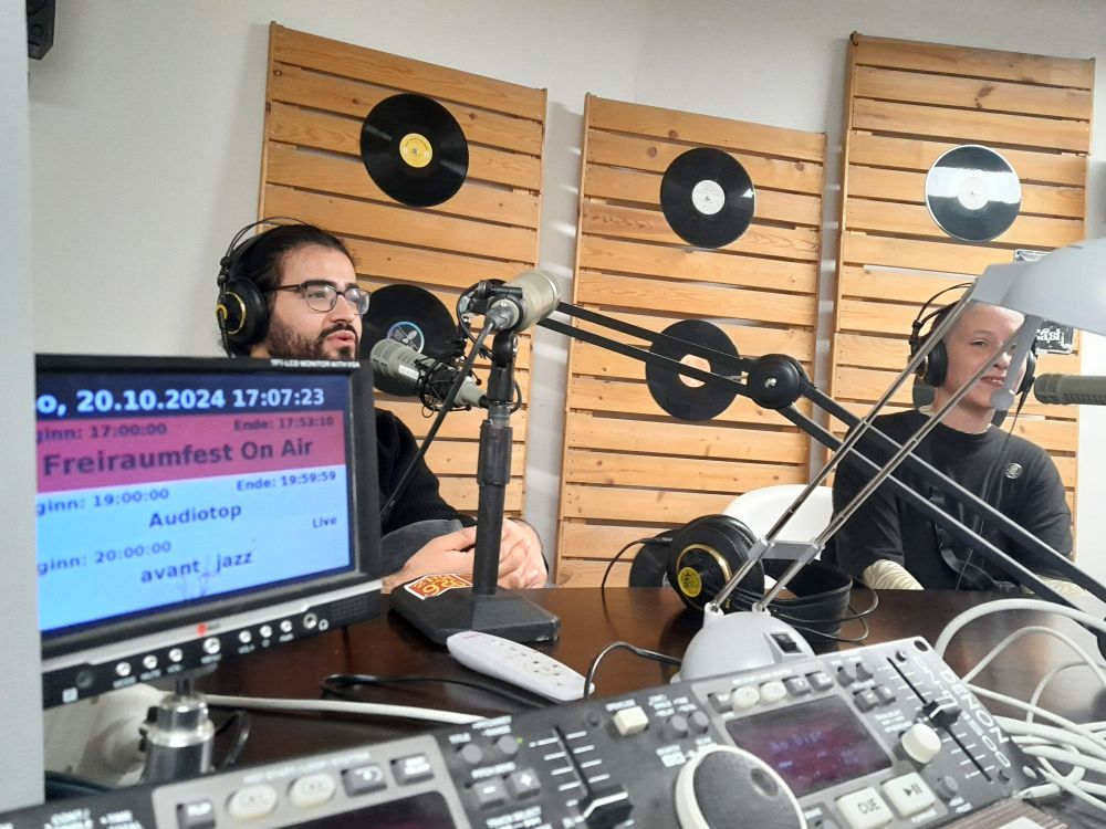 Foto aus dem Radio Helsinki Live Studio, während der Freiraumfest Radio Sendung 2024.
