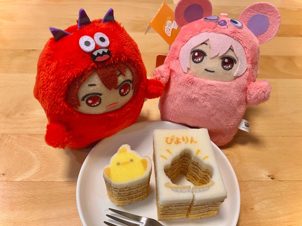 モンりく、モンてん、とぴよりんの型抜きバウム。ぴよりんが、型抜きされている状態でさらに載っている。モンりくがぴよりんを見つめている。モンてんはモンりくの隣で、カメラを見ている。