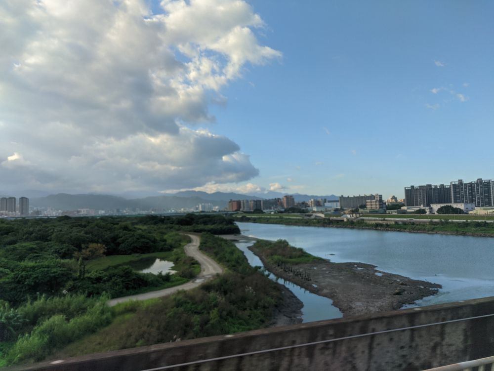 Über einem Fluss entlang der Strecke.