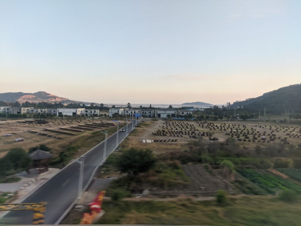 Kurzer Blick am Horizont aufs Meer zwischen Taimushan und Xiapu.