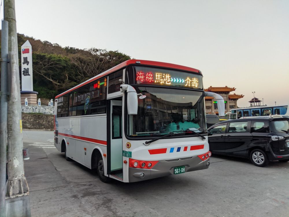 Bus an der Endstation in Magang.