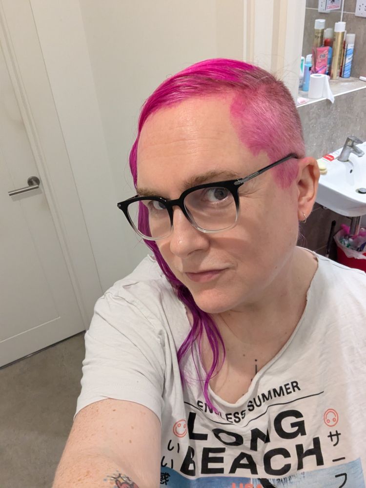 A different angle, showing she's also dyed her side shave. Fuck me, she's hot 🥵