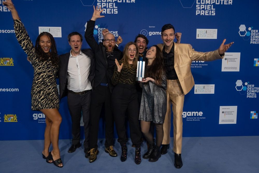 Foto mit den Gewinnern der Kategorie Bestes Serious Game: Friedrich Ebert – Der Weg zur Demokratie.