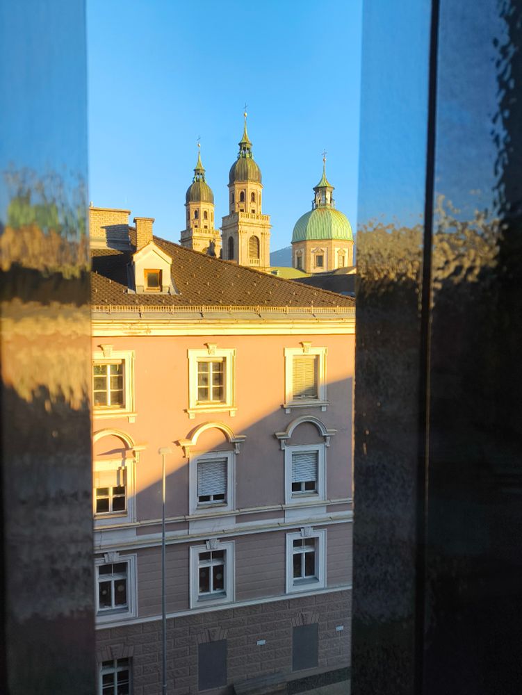 Blick aus meinem Büro. Im Hintergrund sieht man die Innsbrucker Jesuitenkirche.
