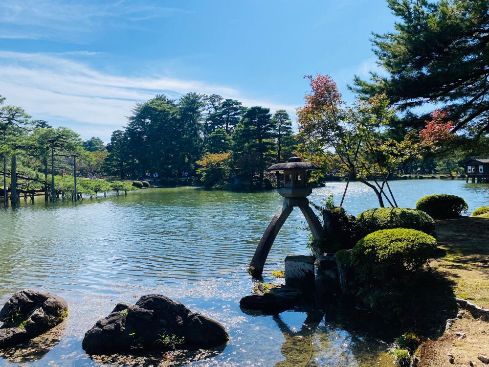 Teich mit einer japanischen Steinlaterne