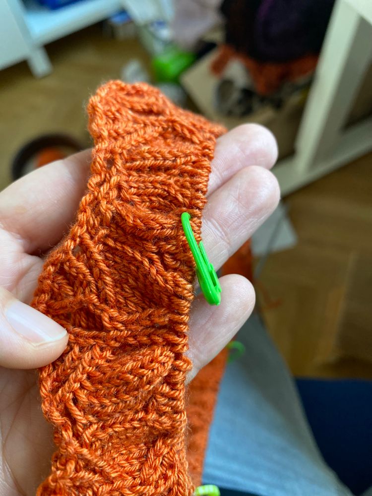 Orangefarbener Pulloverkragen, etwas mehr als 10 Reihen gestrickt