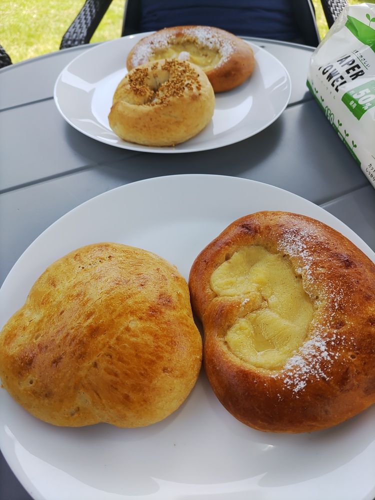 めがねぱん（クリーム）とミルクパン。向かいはミルクパンとベーグル