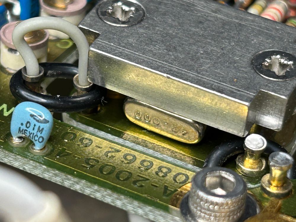 Closeup of xtal and heat sink and the PCB. 
