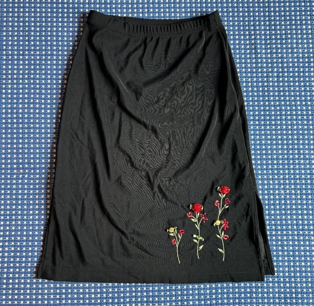 Small vintage 1990’s knee length skirt that has tons of stretch and embroidered roses on it???